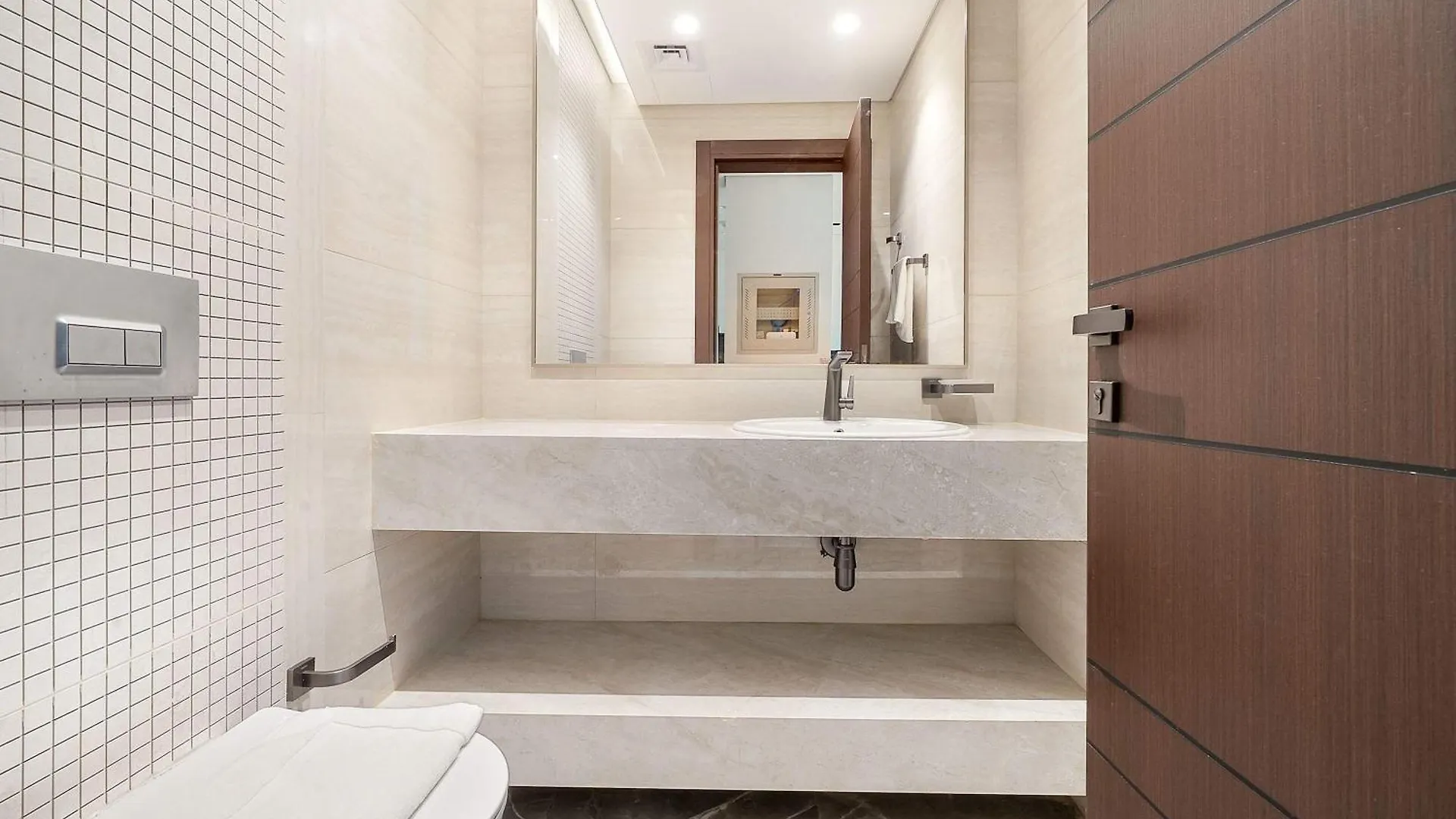Luxury 1-Bedroom Apart In Business Bay Dubai